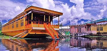 Srinagar Houseboat Tour
